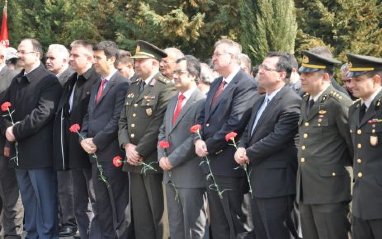 Karanfiller şehitler için bırakıldı