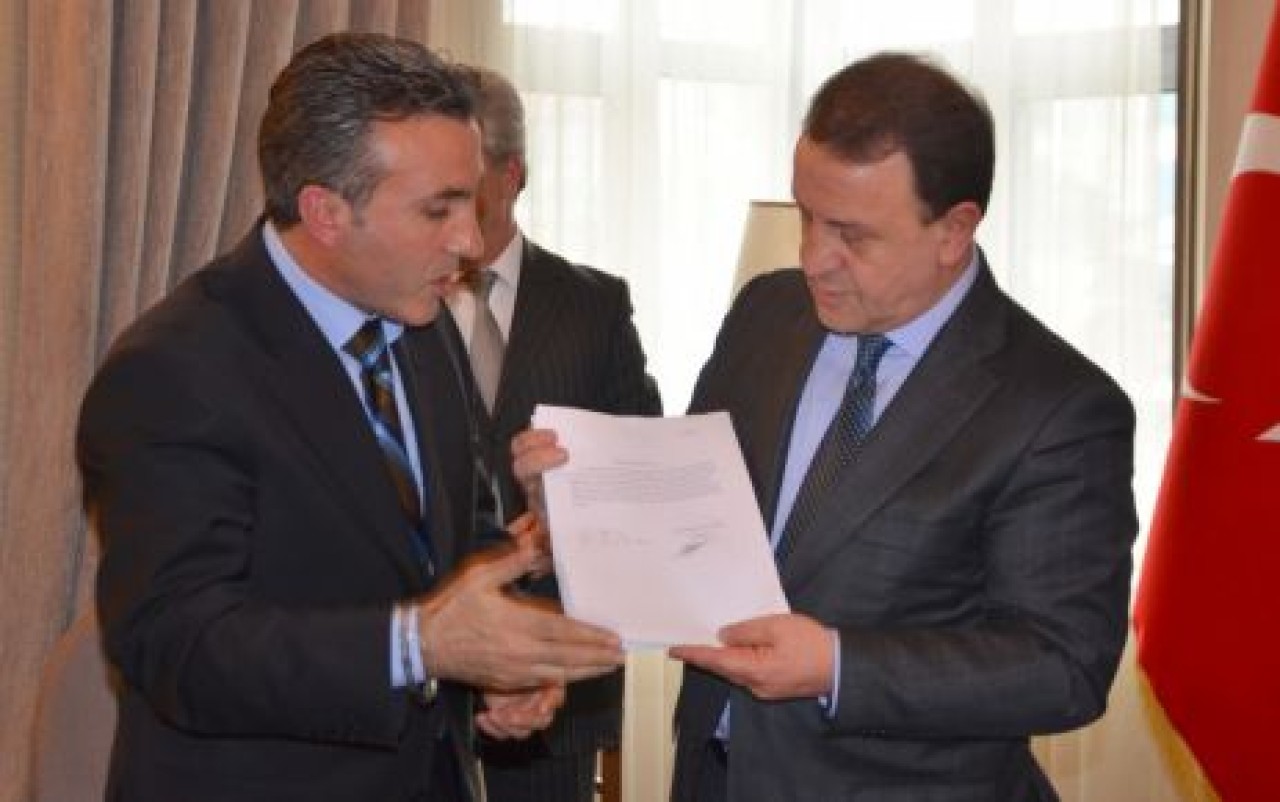 Vatandaş tek şerit için imza topladı