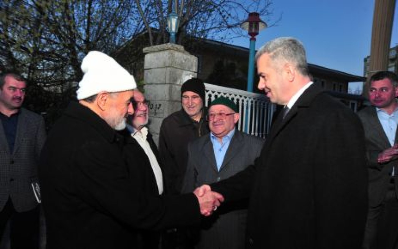 Gün doğmadan mahalle ziyaretleri sürüyor