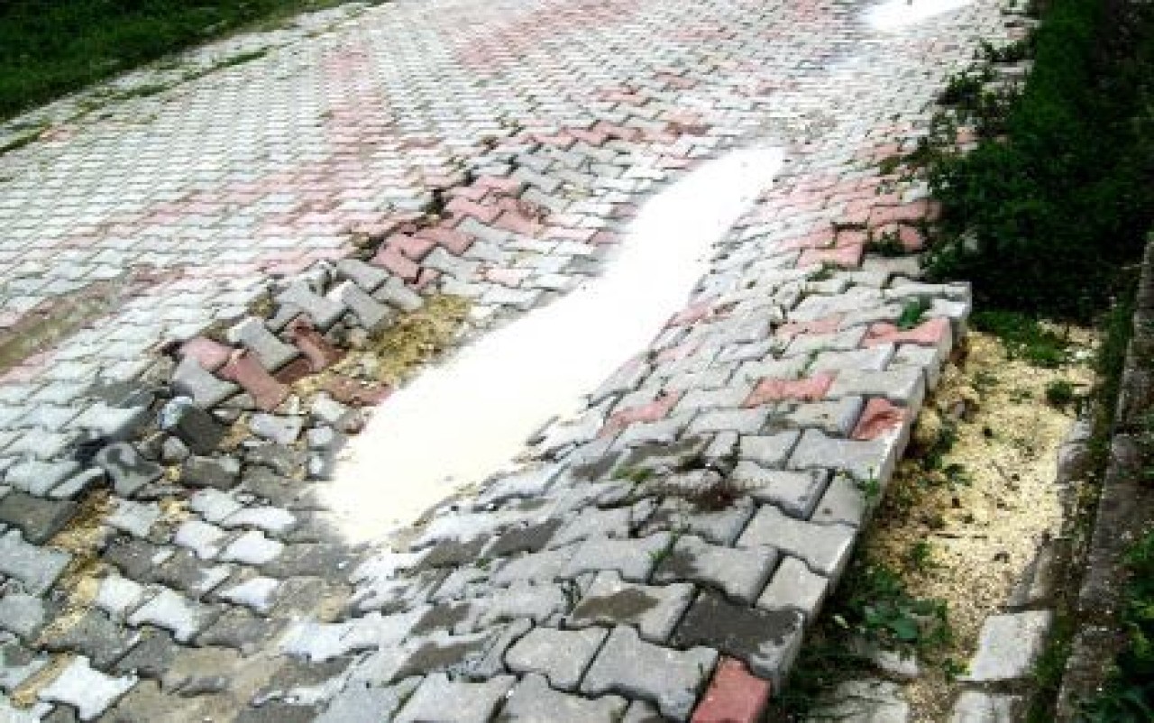 Bu yol aylardır onarılmıyor