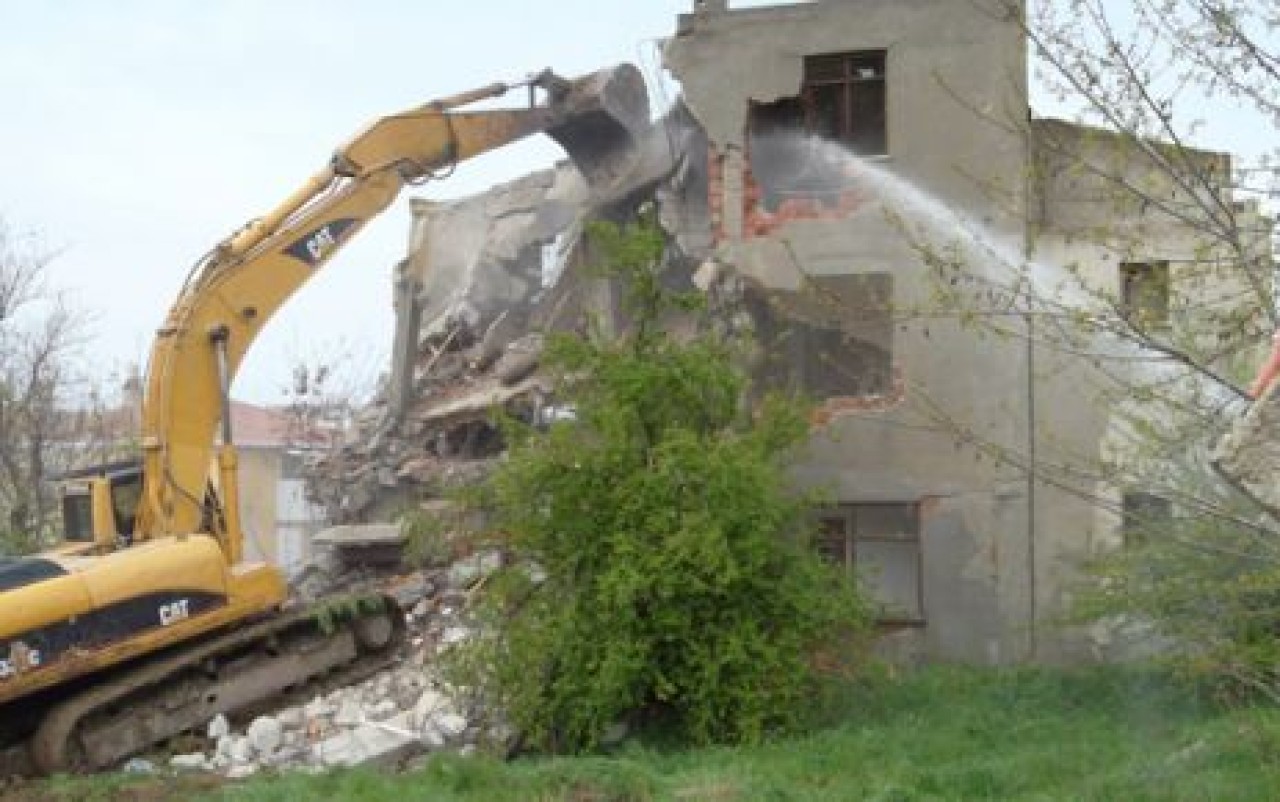 Bina yıkımları devam ediyor