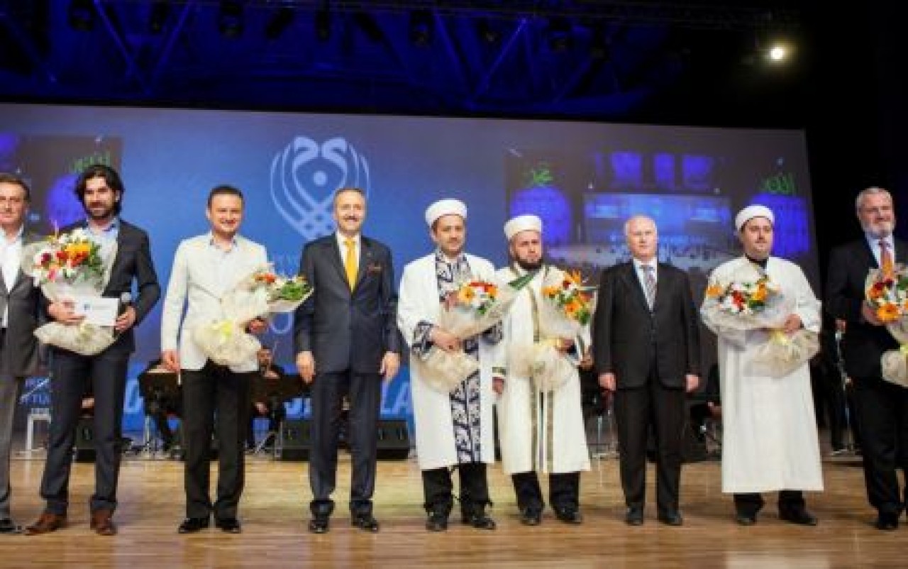 Arena’da binler, Hz. Muhammed’i andı