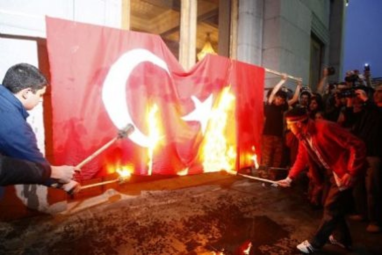 Türk Bayrağı'nı yaktılar!