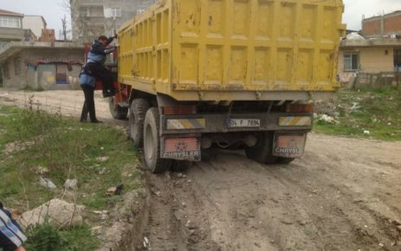 Kaçak döküm yapan kamyonlara suçüstü