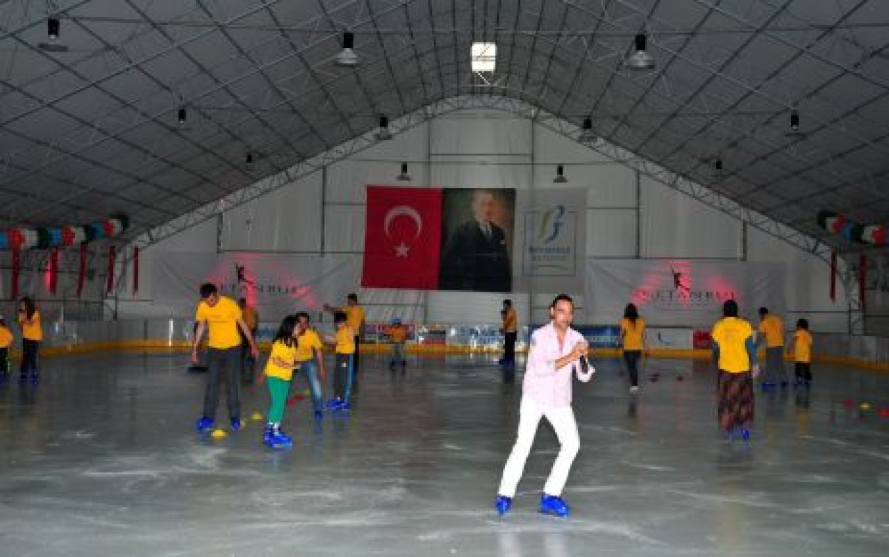 Türkiye'nin en büyük buz pisti Icetanbul açıldı