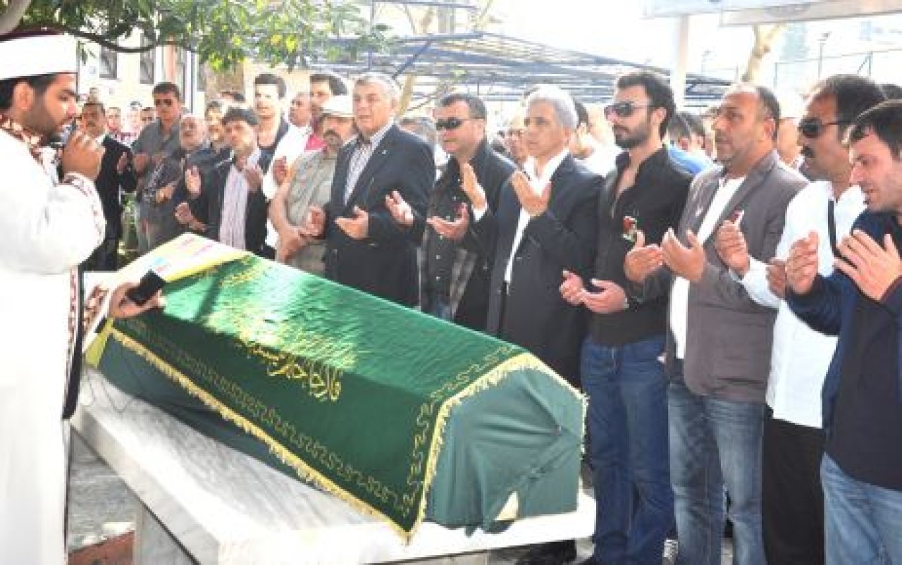 ÇELİK GÖZYAŞLARIYLA UĞURLANDI