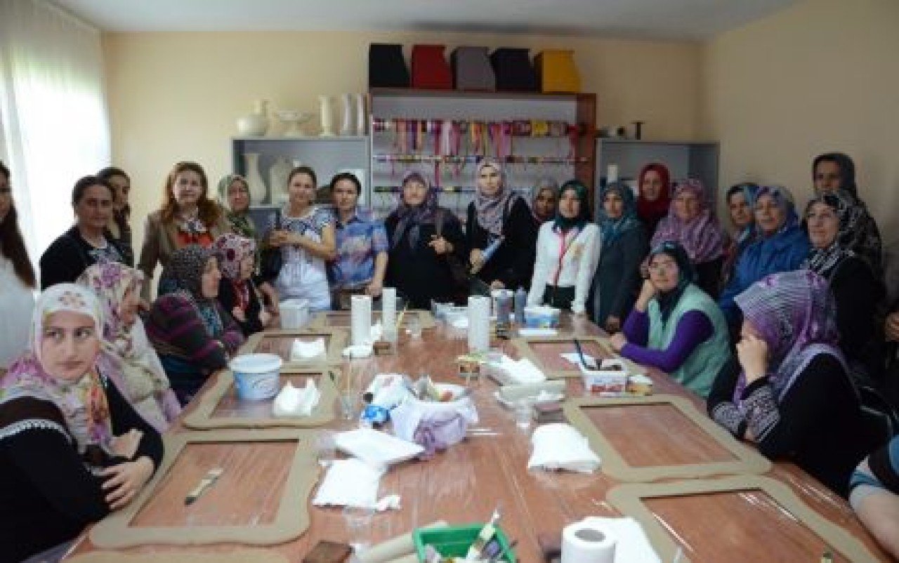 Kadınlar belediye hizmetlerini inceliyor