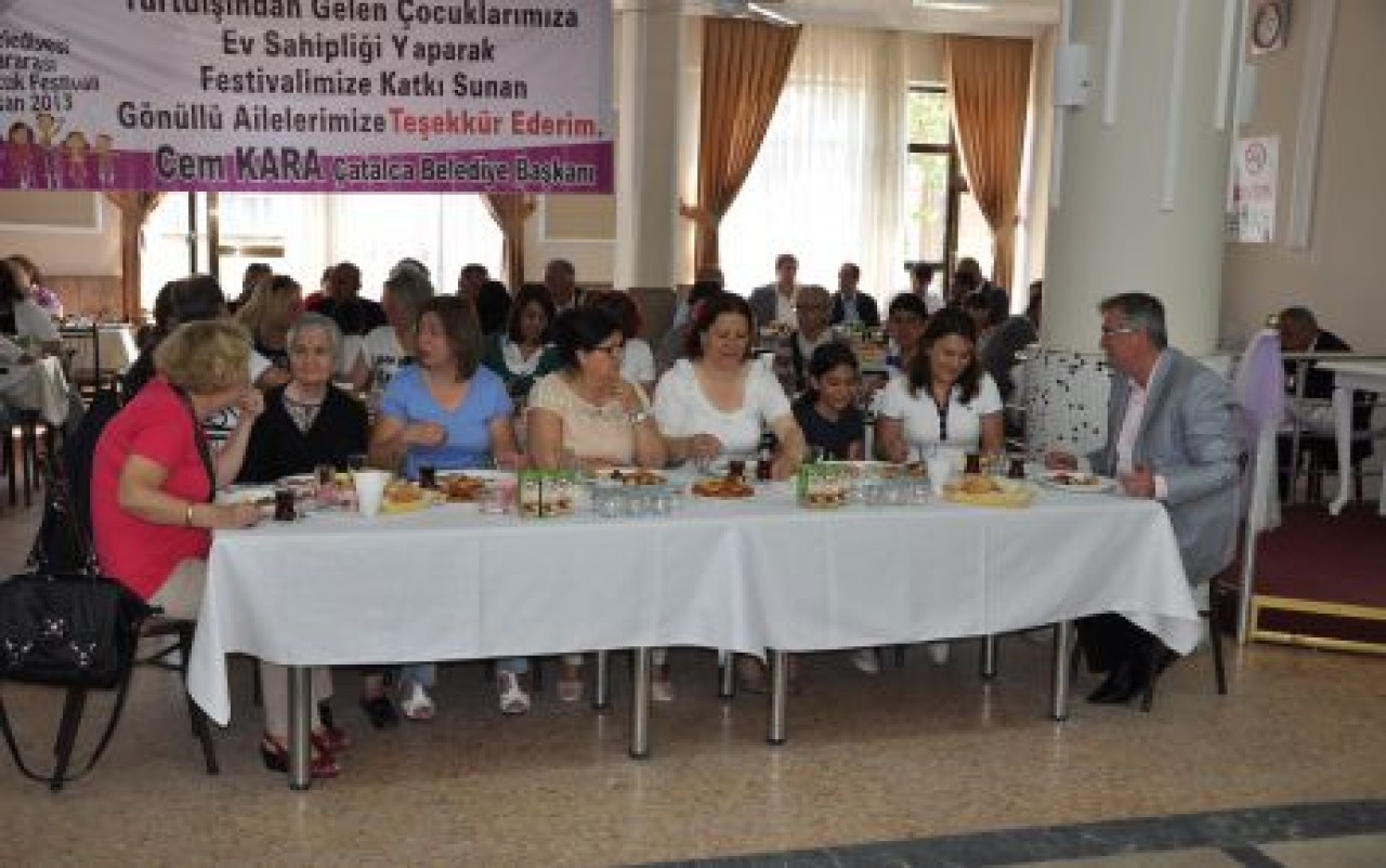 Cem Kara gönüllü aileleri kahvaltıda buluşturdu