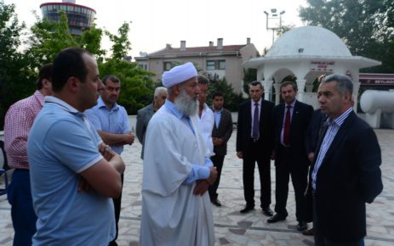 Mahalleliler Uzun ile dertleşiyor