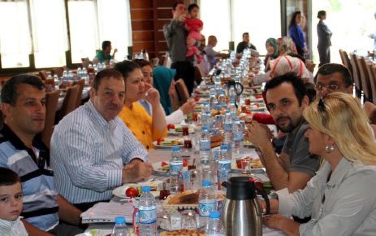 Halkla iç içe olmanın resmi çizildi