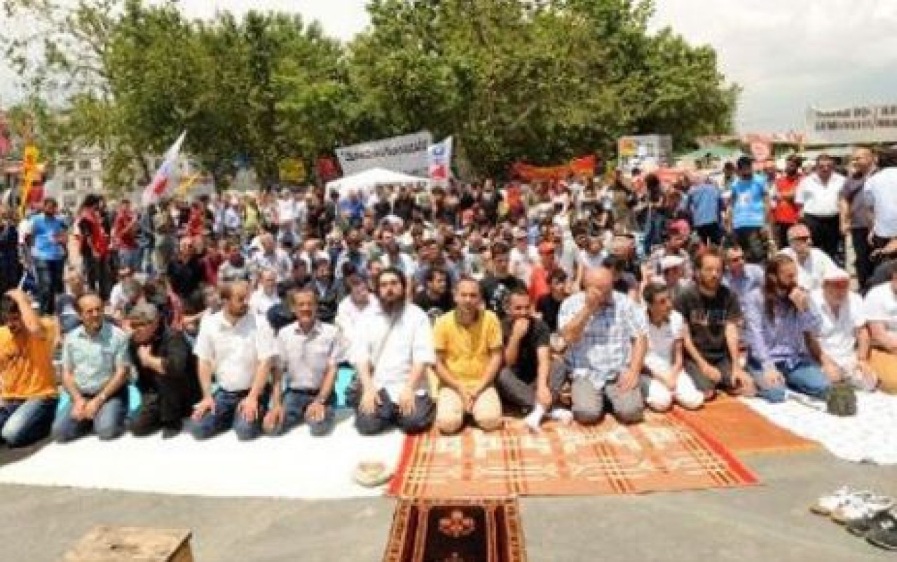 Taksim'de İlk Cuma