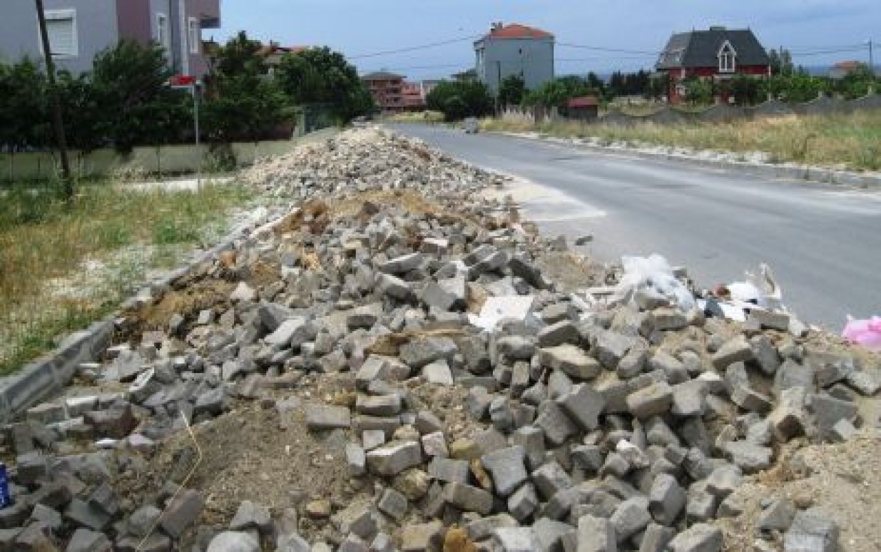 Ana caddeyi hafriyat alanına çevirdiler