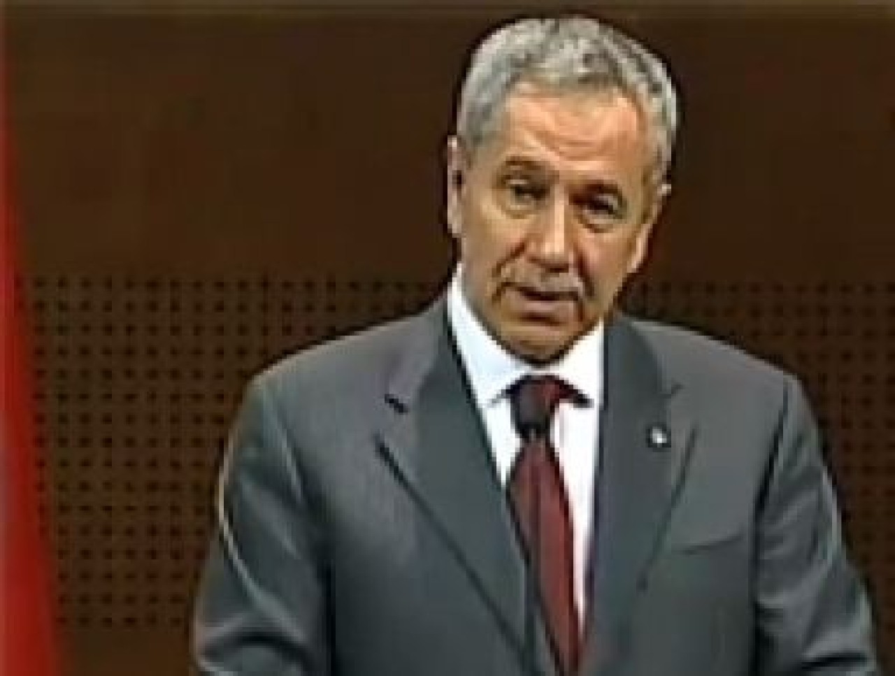 Bülent Arınç istifa etti mi?