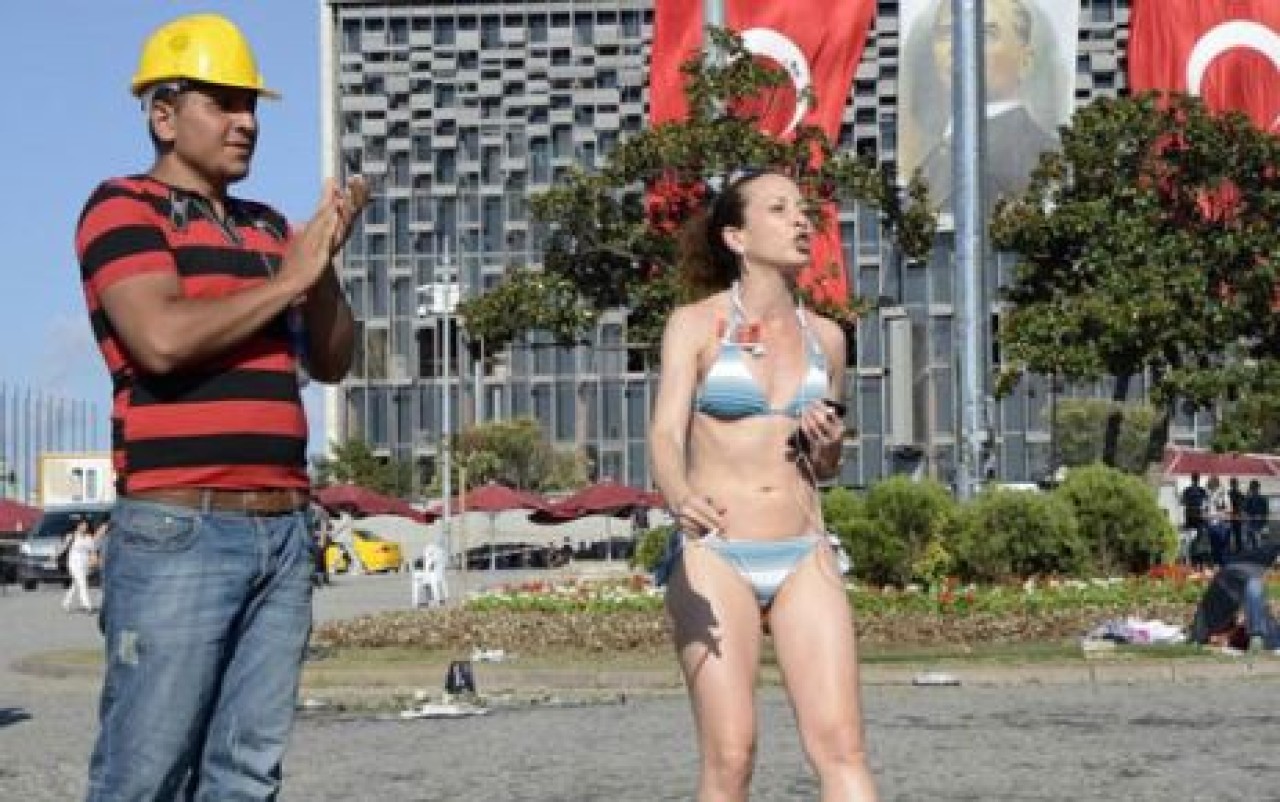 Bu da bikinili direniş!