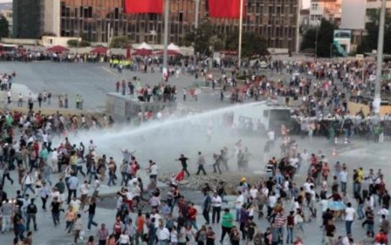 Karanfilli eyleme polis müdahalesi