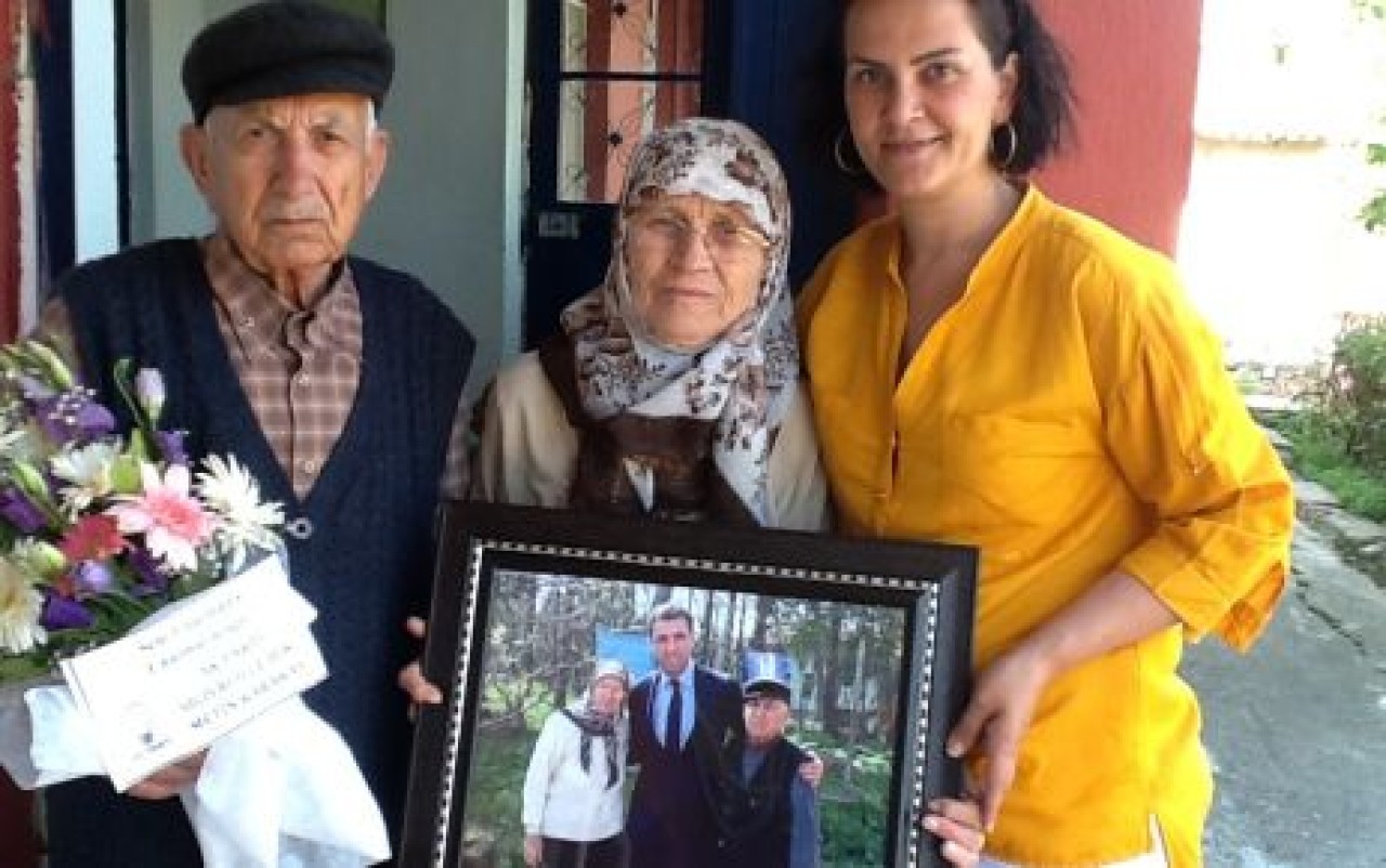 Gürsu ailesine fotoğraf hediyesi