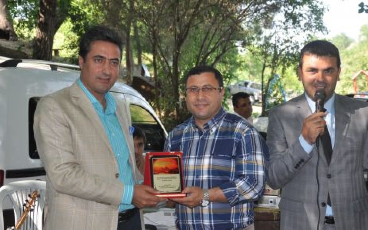 Ağrılılar Derneğinden Karakaş’a Plaket