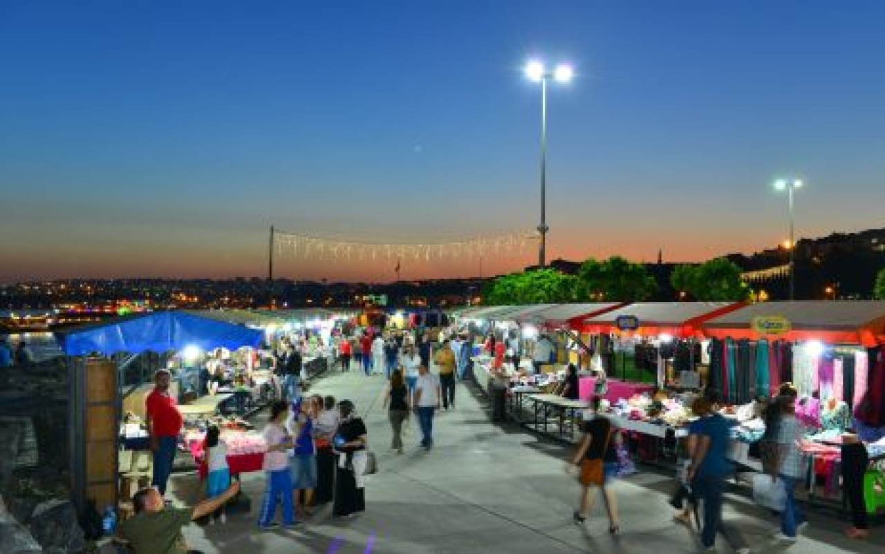 İBB 'gece pazarı' Avcılar’a renk kattı...