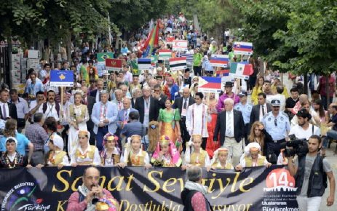 Festival meşalesi yakıldı