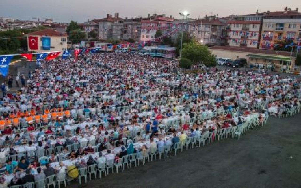 Binler, sokak iftarlarında biraraya geliyor