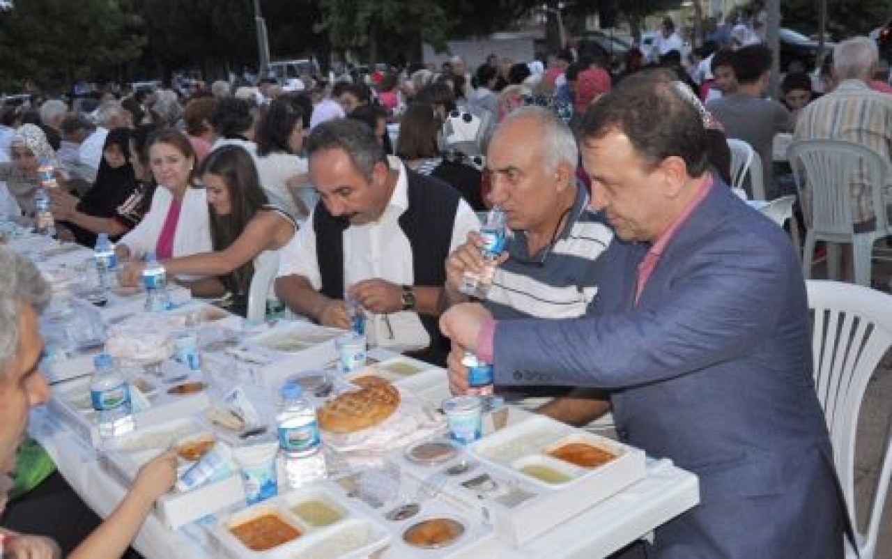 Çanta meydanında halk sofraları kuruldu