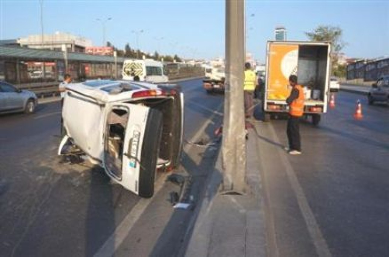 17 Yaşındaki Genç Kaza Yaptı: 1 Ölü, 5 Yaralı