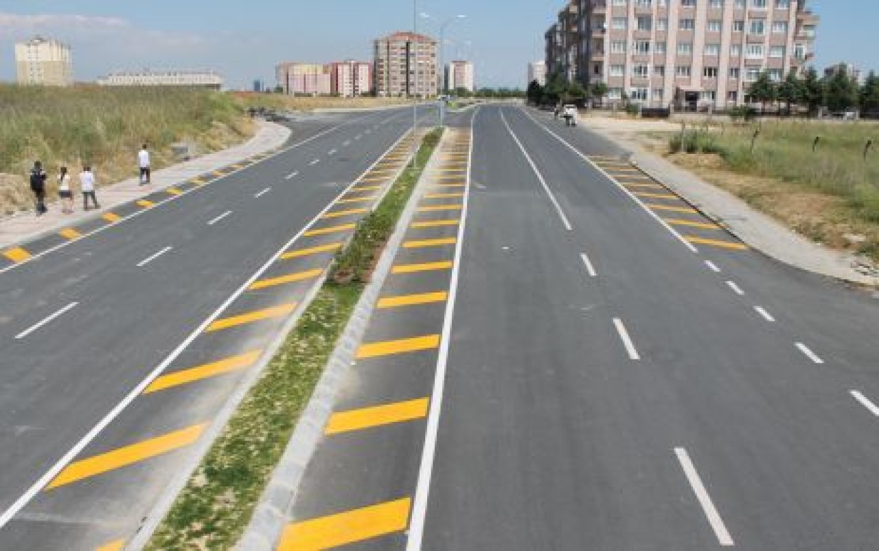 ASFALT KAPLAMA İLE YOLLAR YENİLENİYOR