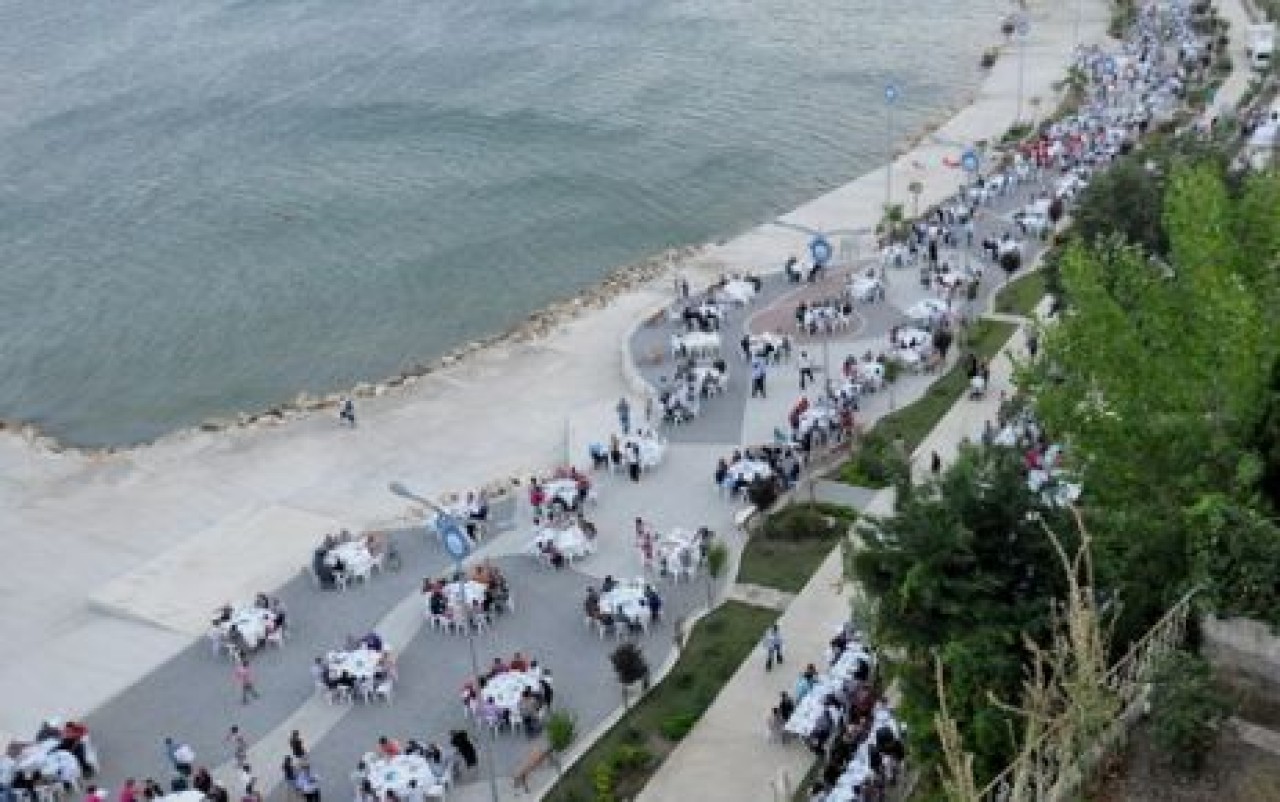 Mimarsinan sahilinde iftar