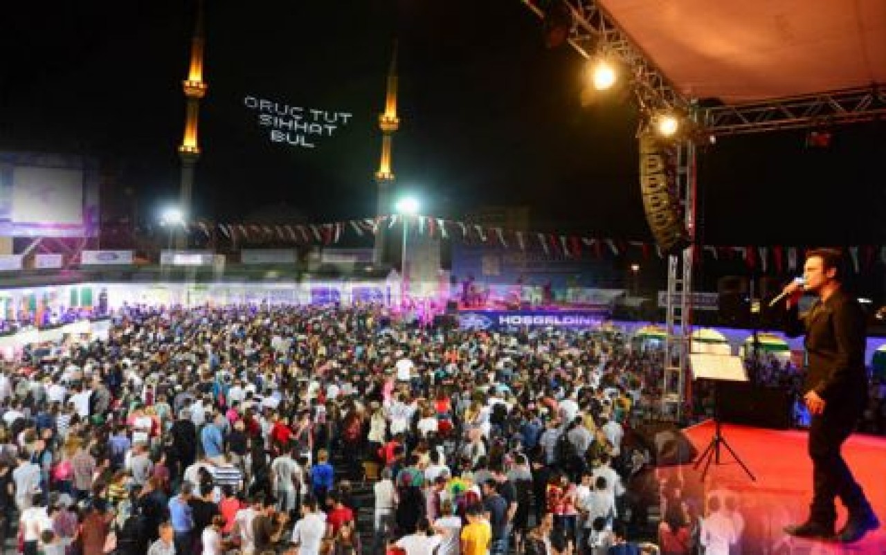 KUTSİ BEYLİKDÜZÜ'NÜ COŞTURDU...