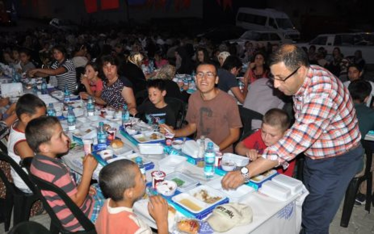 KADIKÖY İFTARINA YOĞUN KATILIM