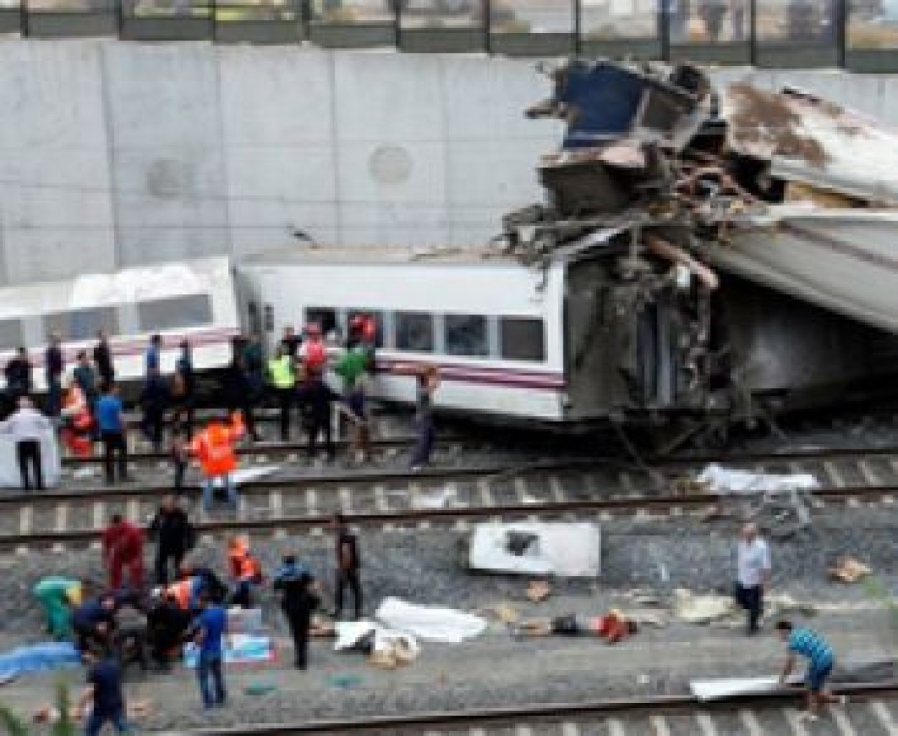 Tren raydan çıktı: 77 ölü