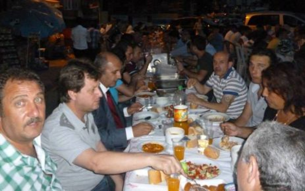 MHP’den Güzelyurt'a sokak iftarı