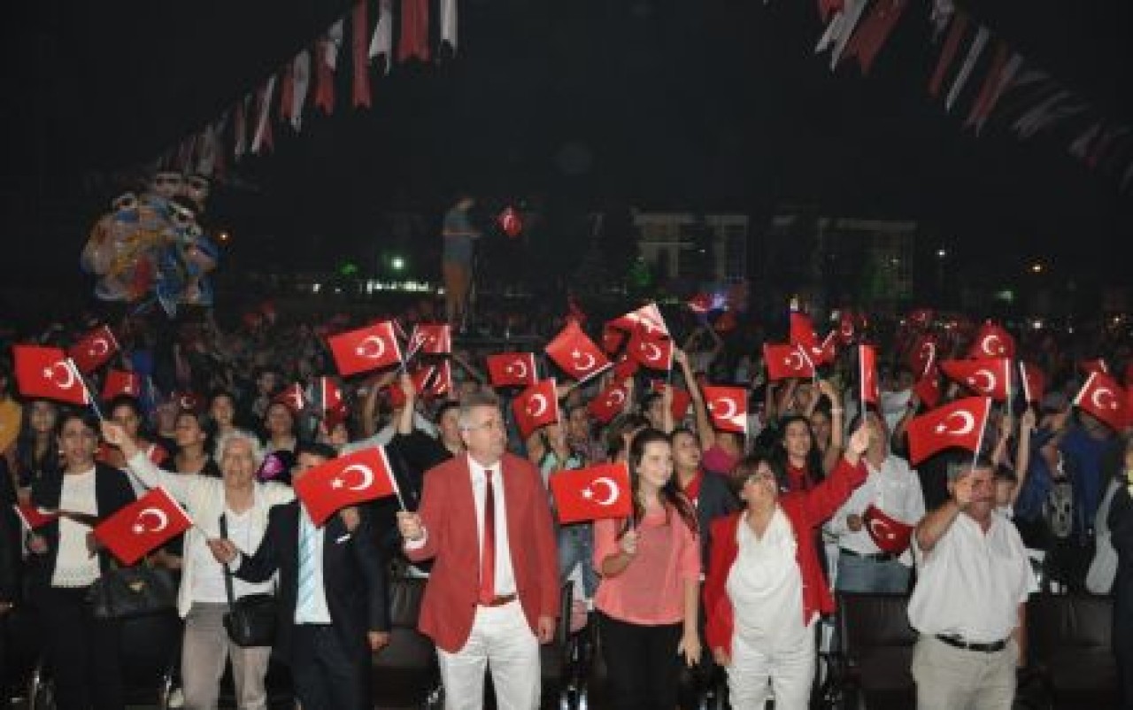 ERGUVAN FESTİVALİ’NDE ZAFER BAYRAMI COŞKUSU
