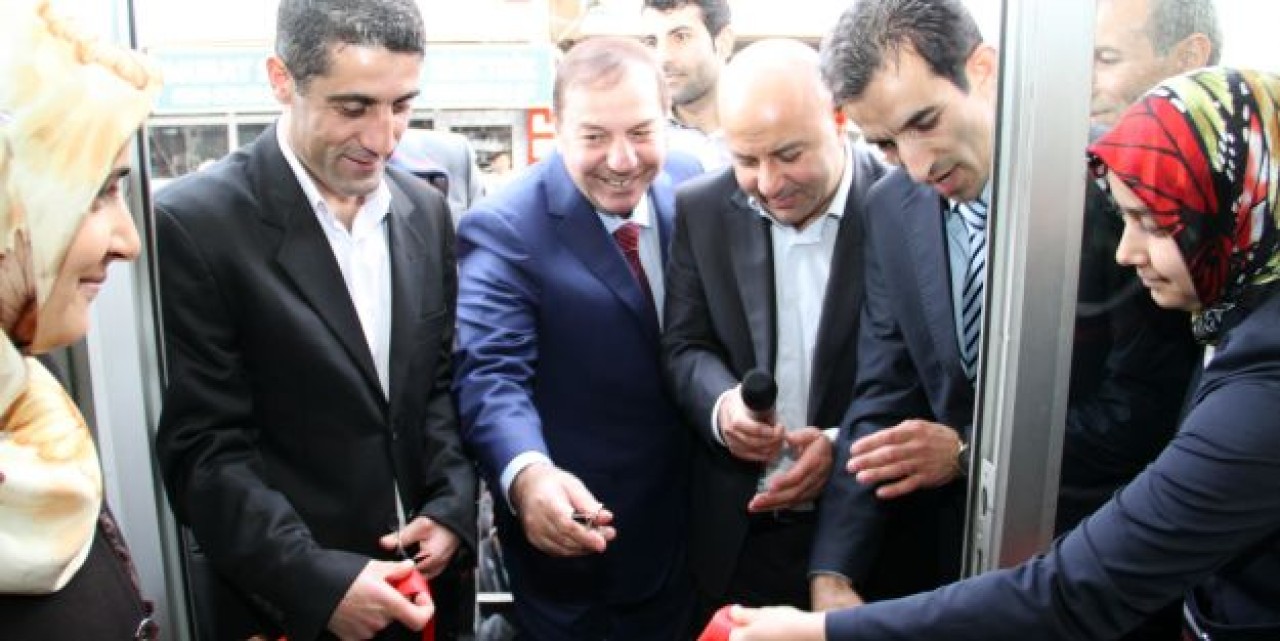 AK ESENYURT SEÇİM BÜROLARI AÇILDI