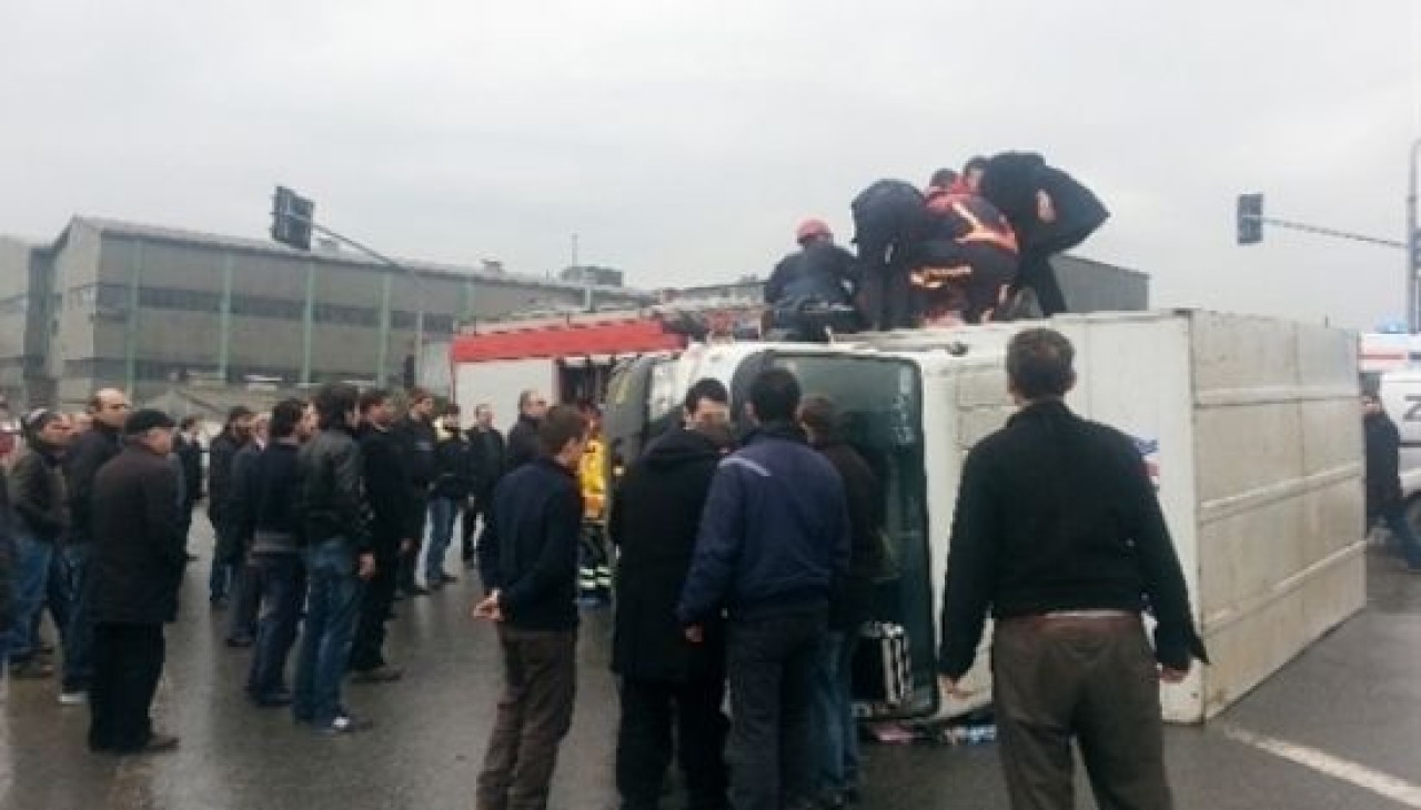 Kamyonette Sıkışan Sürücüyü İtfaiye Kurtardı