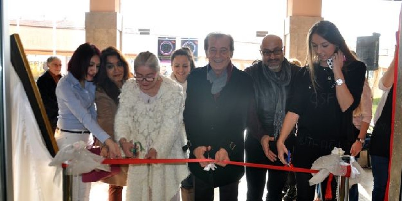 AKM’de Şemsiye Sergisi