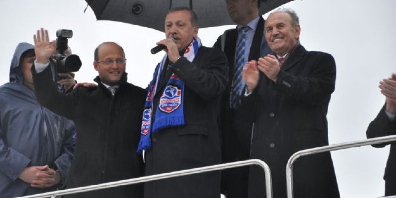 AKGÜN'E YÜKLENDİ, BABAYİĞİT'İ ÖVDÜ!