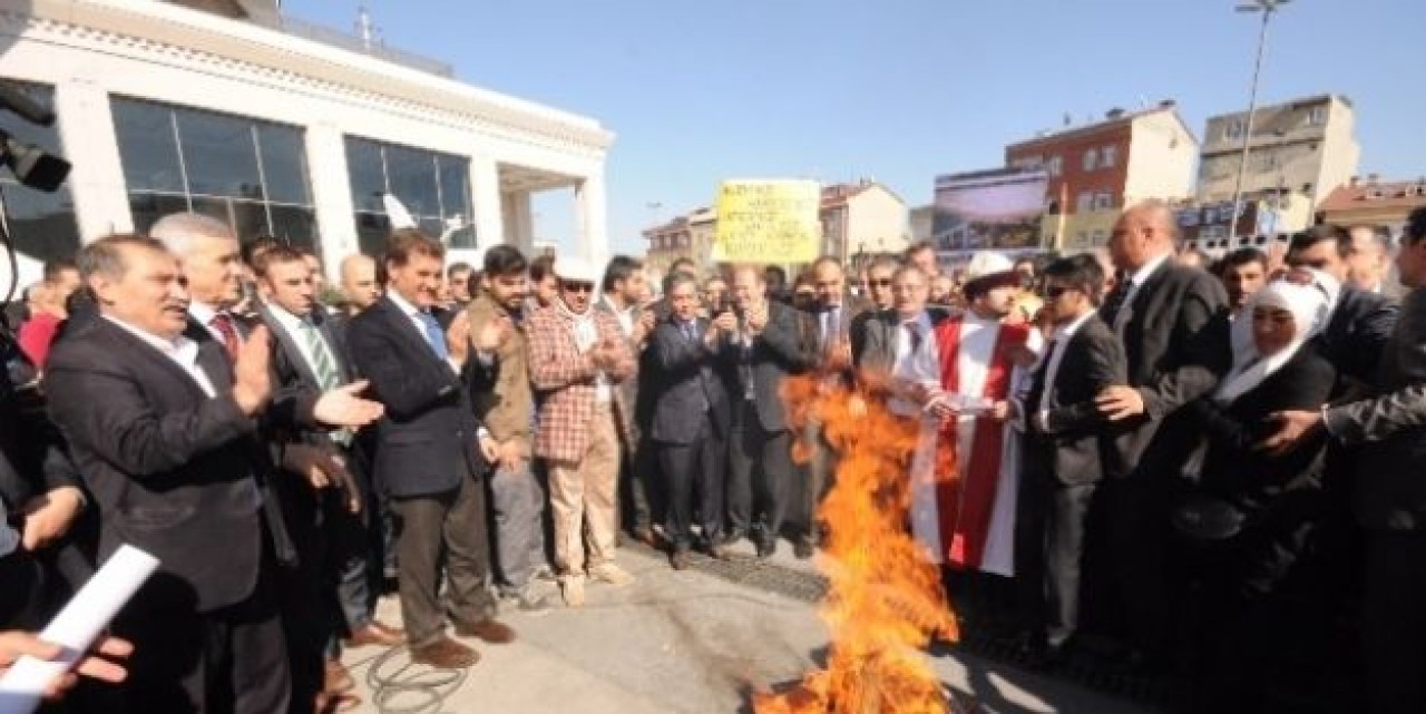 Sarıgül Nevruz Ateşinden Atladı