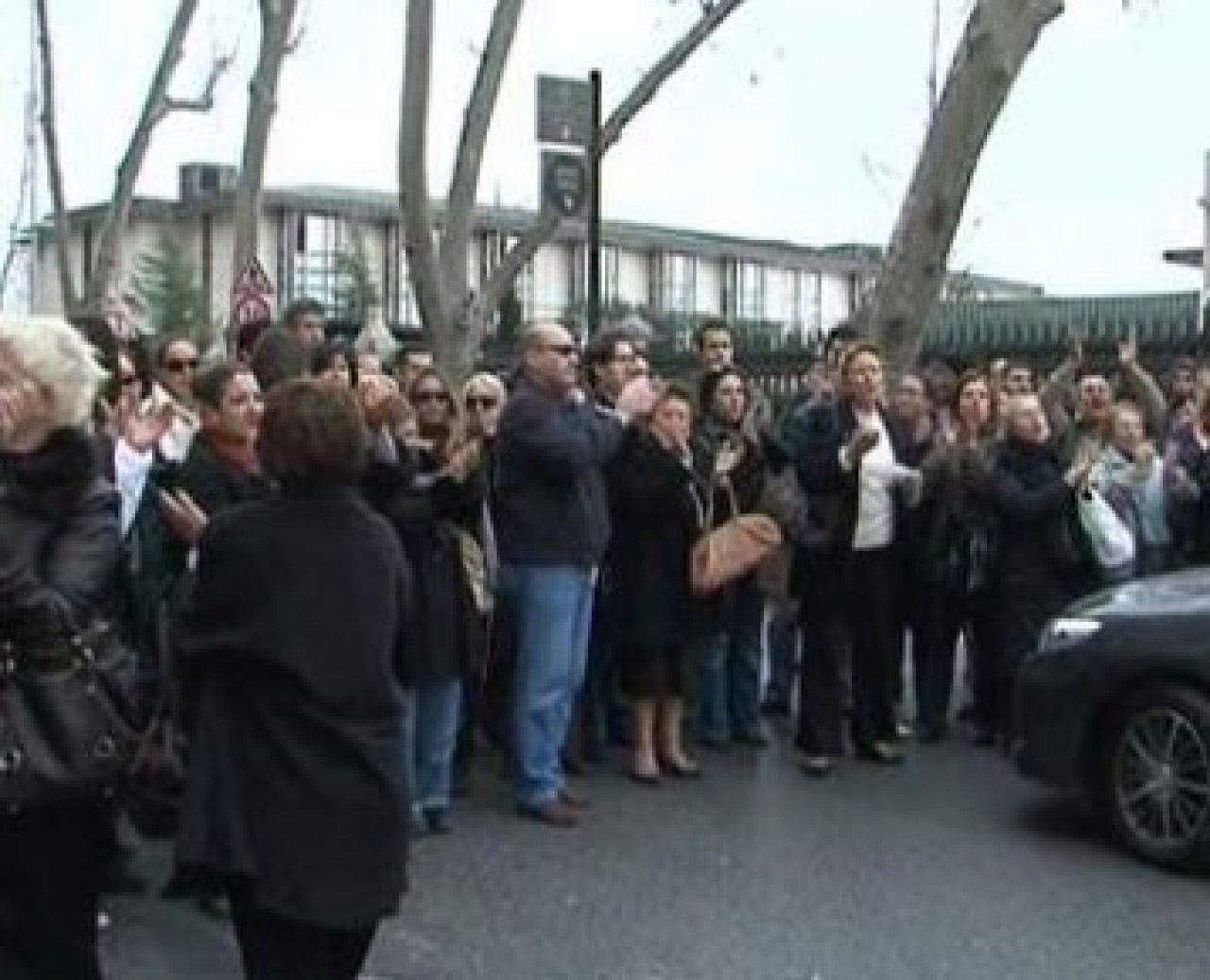 Asker yakınları yolu kapattı