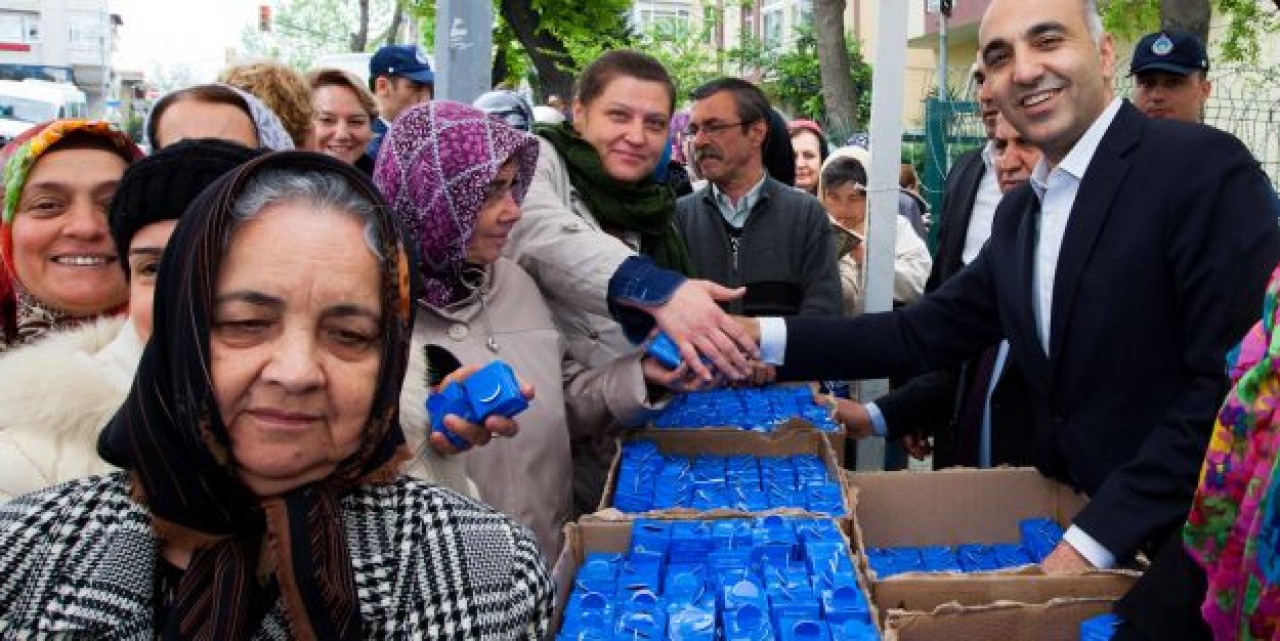 BAŞKAN KERİMOĞLU LOKUM DAĞITTI