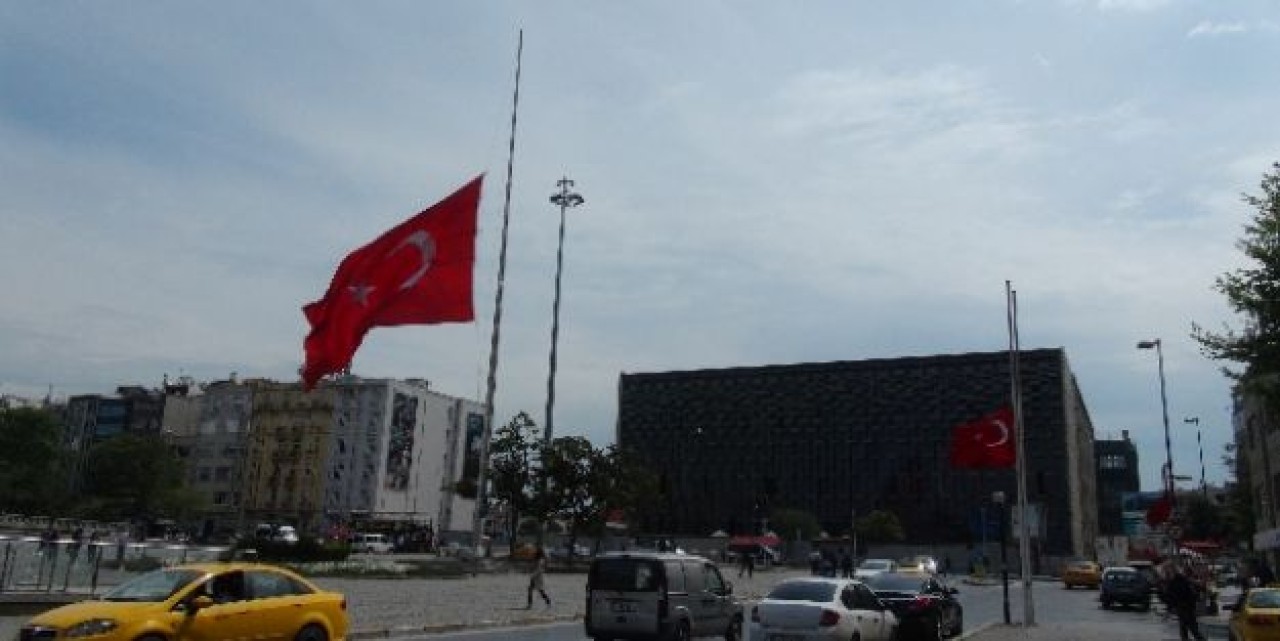 Bayraklar Yarıya İndirildi