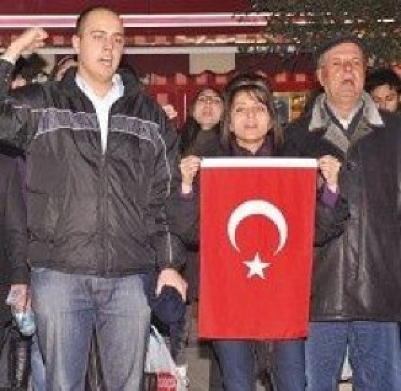 Orduevi önlerinde marşlı eylem
