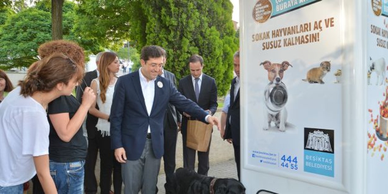 SOKAK HAYVANLARI İÇİN ÇOK ÖZEL MAMA MAKİNESI