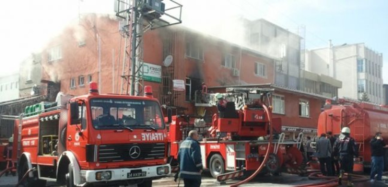 Avcılarda boş bir arazide bulunan tahta palet deposunda yangın çıktı.