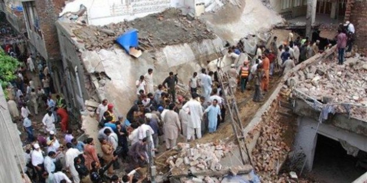 Pakistan'da cami çöktü: En az 24 ölü