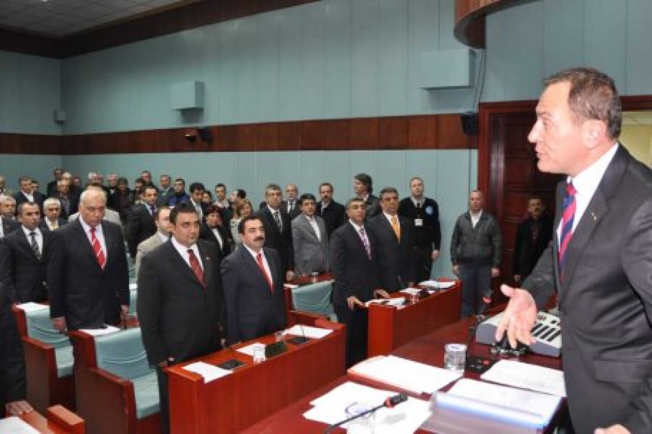 AVCILAR MECLİSİNDE YUMRUKLAR KONUŞTU!