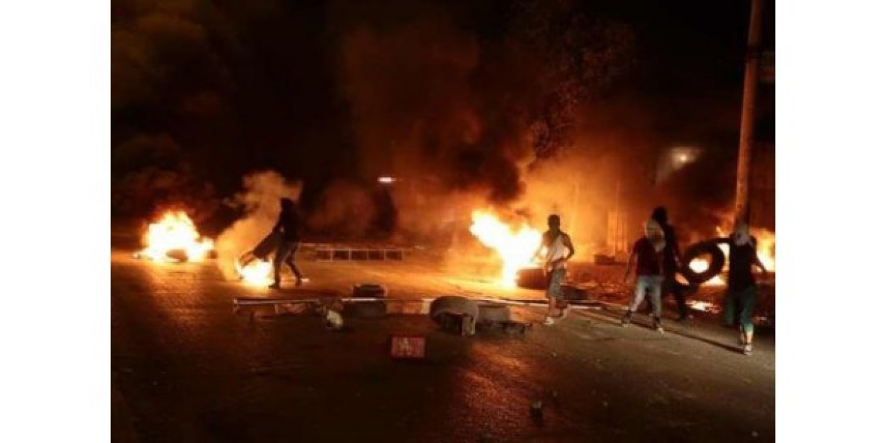 Silopi'de yol kesip okul yaktılar