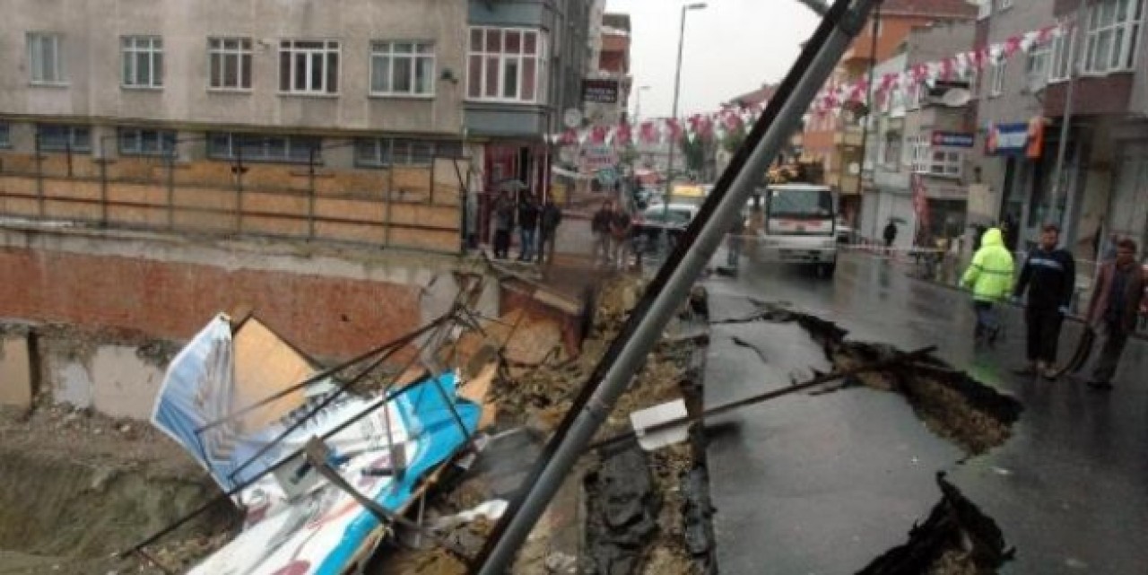 Küçükçekmece'de Yol Çöktü