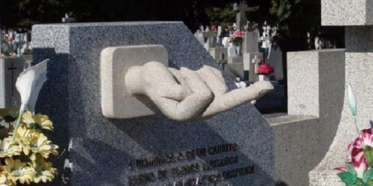 Mezarına 'Babayı aldınız' yazdırdı!