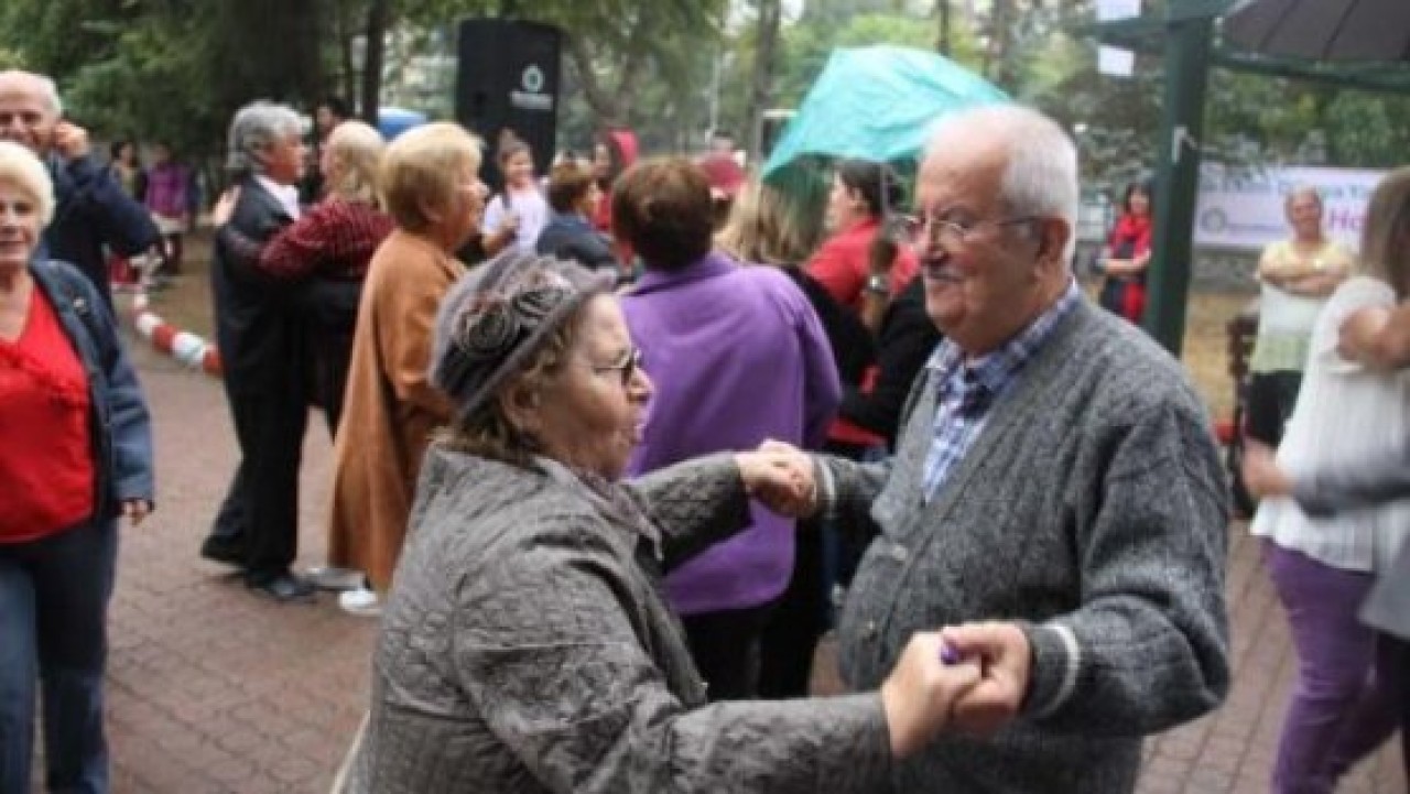 Yaşlılardan tango gösterisi